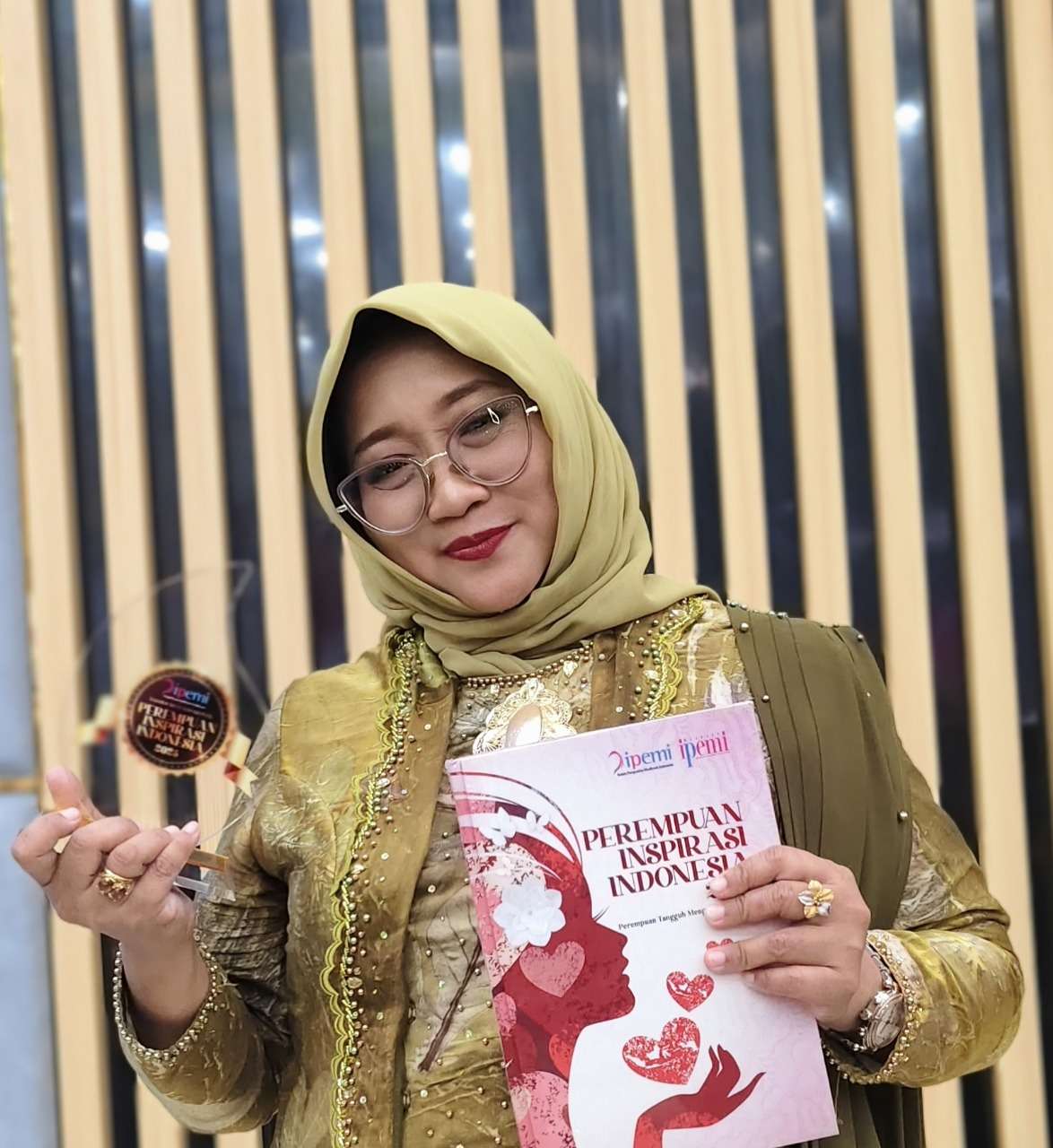 Dosen FKG Universitas Hang Tuah Raih Anugerah Perempuan Inspirasi Indonesia 2025