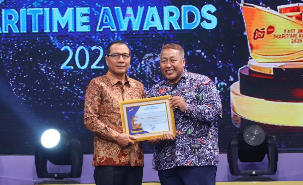 Pangkoarmada II Terima East Java Maritime Awards 2026 Atas Prestasi Koarmada II sebagai Penjaga Kedaulatan Matra Laut Jawa Timur