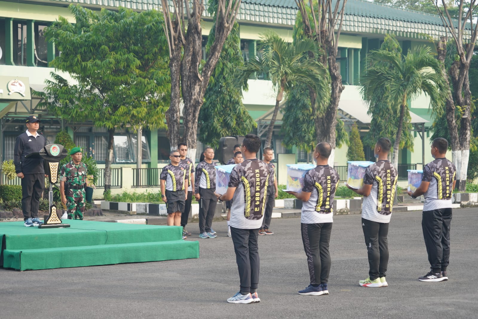Bentuk Apresiasi Satuan, Danrem Bagikan Bingkisan Idul Adha