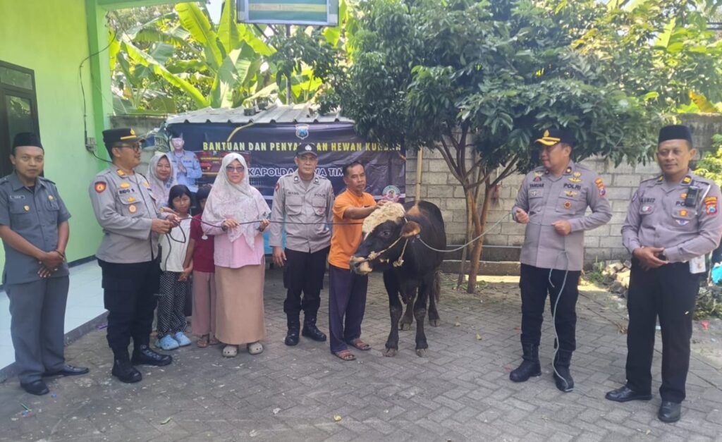 Kapolres Jombang Serahkan Sapi Kurban dari Kapolda Jatim untuk Dua Ponpes