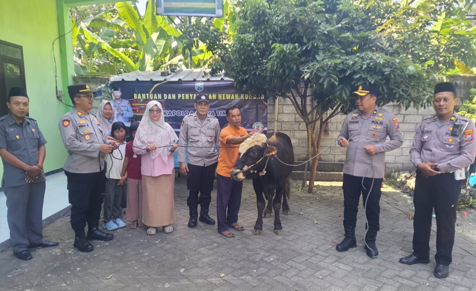 Kapolres Jombang Serahkan Sapi Kurban dari Kapolda Jatim untuk Dua Ponpes