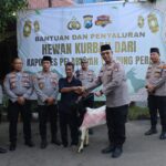 Polres Pelabuhan Tanjung Perak Salurkan Hewan Kurban di Hari Raya Iduladha 1447 H.