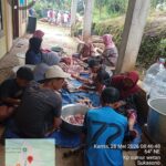 Meneladani Nabi Ibrahim, Nabi Isma’il Ponpes Lansia Cempokolimo Menyembelih 2 Sapi Dan 9 Kambing