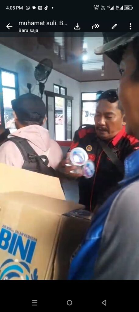 Brikom Jatim Bagikan Ribuan Air Mineral di Terminal Purabaya Surabaya, Dipimpin Langsung H. Musleh