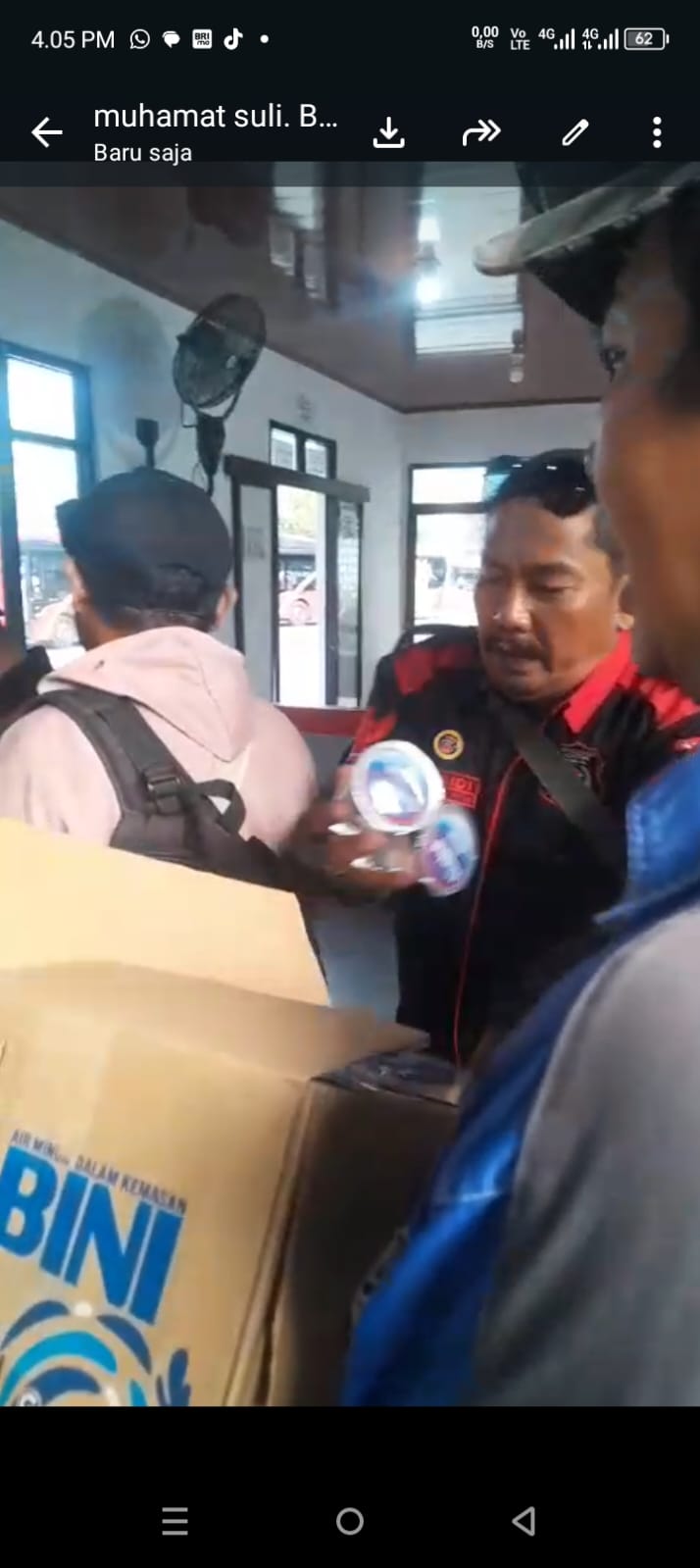 Brikom Jatim Bagikan Ribuan Air Mineral di Terminal Purabaya Surabaya, Dipimpin Langsung H. Musleh