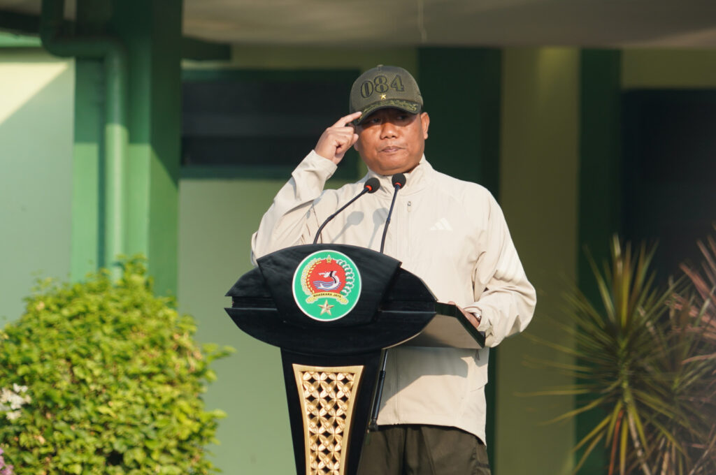 Topi Spesial Dari Danrem Untuk Prajurit Bhaskara Jaya