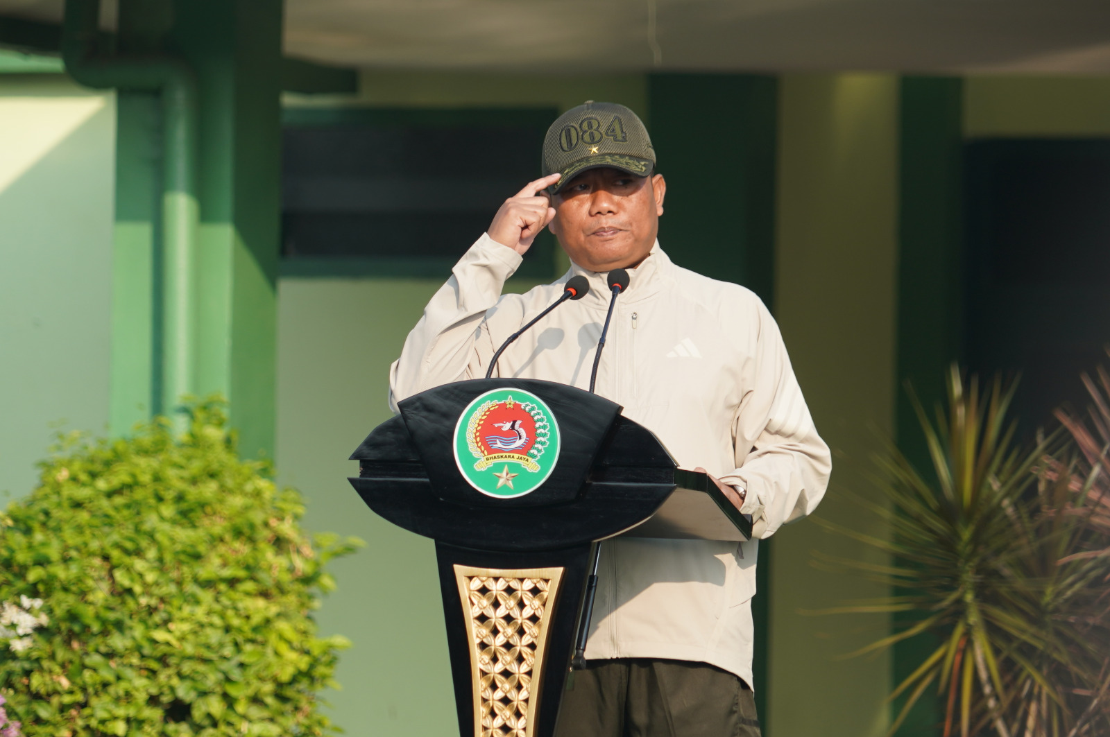 Topi Spesial Dari Danrem Untuk Prajurit Bhaskara Jaya