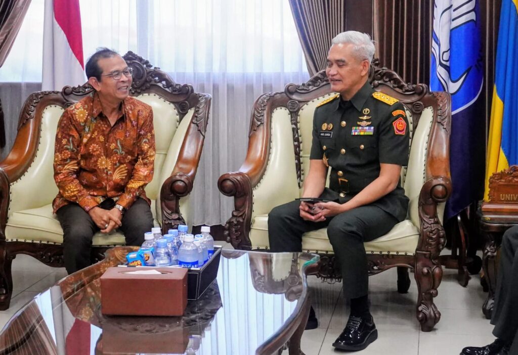 Bahas Penguatan SDM Kesehatan, Rektor UNAIR Terima Audiensi Kapuskes TNI dan Kapuskesad