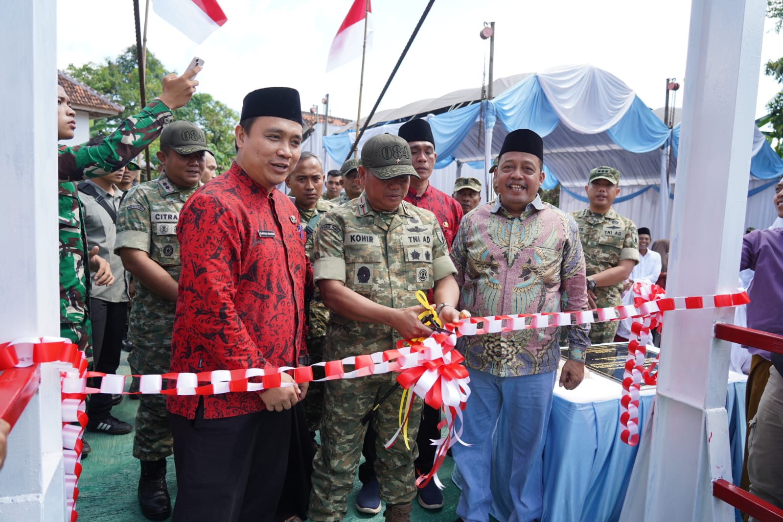 Danrem Resmikan Jembatan Perintis Garuda Merah Putih, Akses Dua Desa di Ambuten Sumenep Terbuka