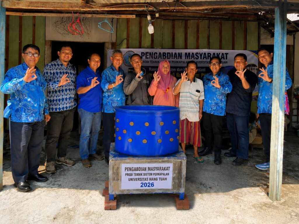 UHT Dorong Produktivitas UMKM melalui Teknologi Tepat Guna, Prodi Teknik Sistem Perkapalan Serahkan Mesin Pencabut Bulu Ayam