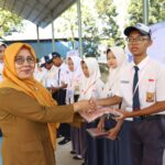 MPLS 2026 SMKN 1 Cerme Gresik Tanamkan Kepedulian Sosial, Sekolah Salurkan Bantuan Seragam bagi Siswa Kurang Mampu