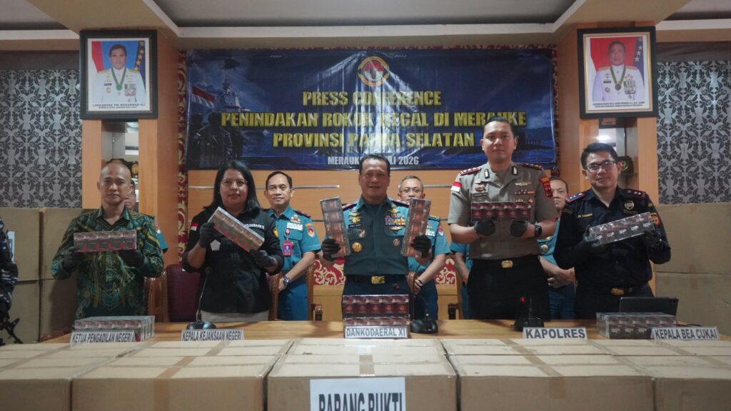 KODAERAL XI GAGALKAN PEREDARAN ROKOK ILEGAL SENILAI LEBIH DARI RP2,7 MILIAR, TEGASKAN KOMITMEN TNI AL DALAM PENEGAKAN HUKUM DI PAPUA SELATAN