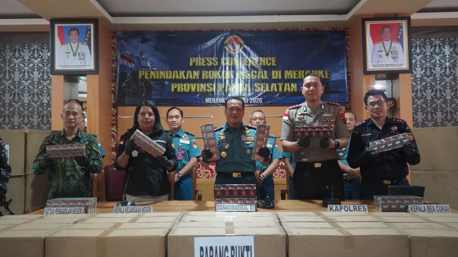 KODAERAL XI GAGALKAN PEREDARAN ROKOK ILEGAL SENILAI LEBIH DARI RP2,7 MILIAR, TEGASKAN KOMITMEN TNI AL DALAM PENEGAKAN HUKUM DI PAPUA SELATAN