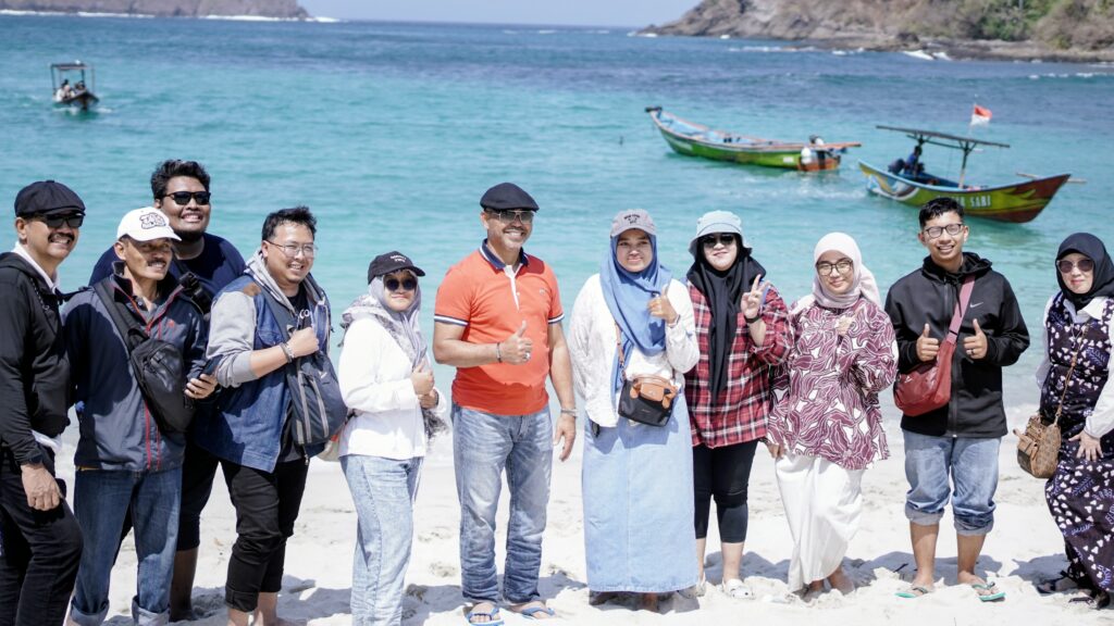 Bersama Menguatkan Langkah, UHT Gelar Wisata Bahari sebagai Apresiasi bagi Pegawai