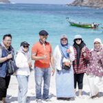 Bersama Menguatkan Langkah, UHT Gelar Wisata Bahari sebagai Apresiasi bagi Pegawai