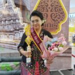 Dosen FISIP UHT Terima Penghargaan Pelestari Kebaya Indonesia dari Bunda Milenial Surabaya