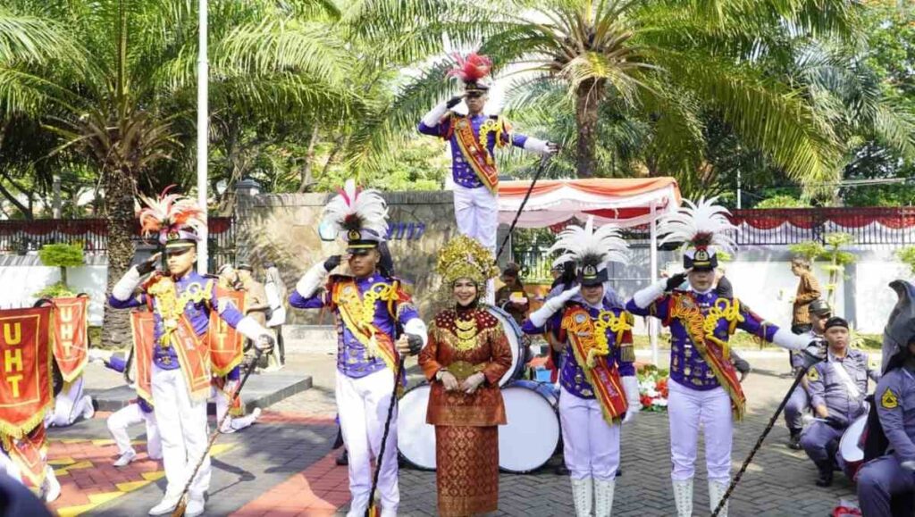 Drumband Gita Jala Sena UHT dan Paduan Suara Gita Denta Harmonia Meriahkan Upacara HUT ke-81 RI di LLDIKTI VII