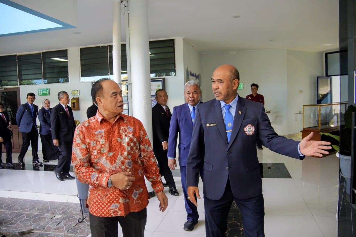 Kuliah Tamu UHT Hadirkan Laksamana TNI (Purn.) Ade Supandi, Bahas Geopolitik Global dan Era BANI