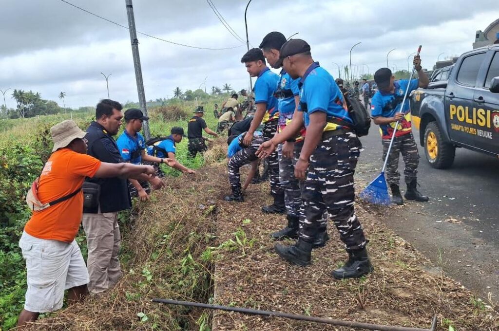 Wadan Kodairal XI Tinjau Kerja Bakti Pembersihan Stadion Katalpal Merauke, Jelang Upacara HUT Ke-81 Kemerdekaan RI