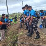 Wadan Kodairal XI Tinjau Kerja Bakti Pembersihan Stadion Katalpal Merauke, Jelang Upacara HUT Ke-81 Kemerdekaan RI