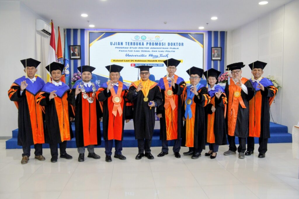 Bahas Kemiskinan Pesisir dan Keamanan Maritim, Kolonel Laut Robinson Raih Doktor dari UHT