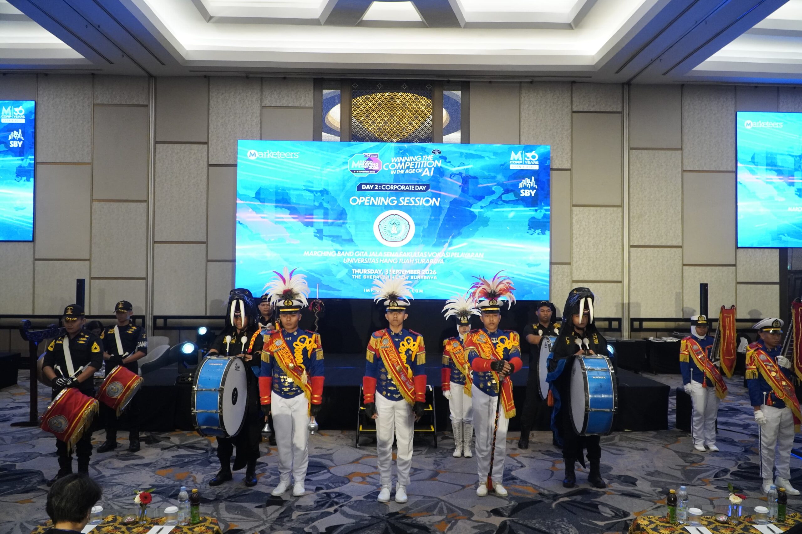 Drumband Gita Jala Sena Gebrak Surabaya Marketing Week 2026, UHT Tampilkan Semangat Maritim dan Riset Berdampak