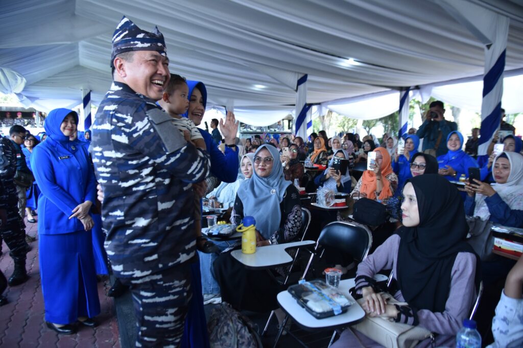 Pangkoarmada II Hadiri Bakti Sosial Hari Jadi Ke-81 TNI AL di Karangpilang