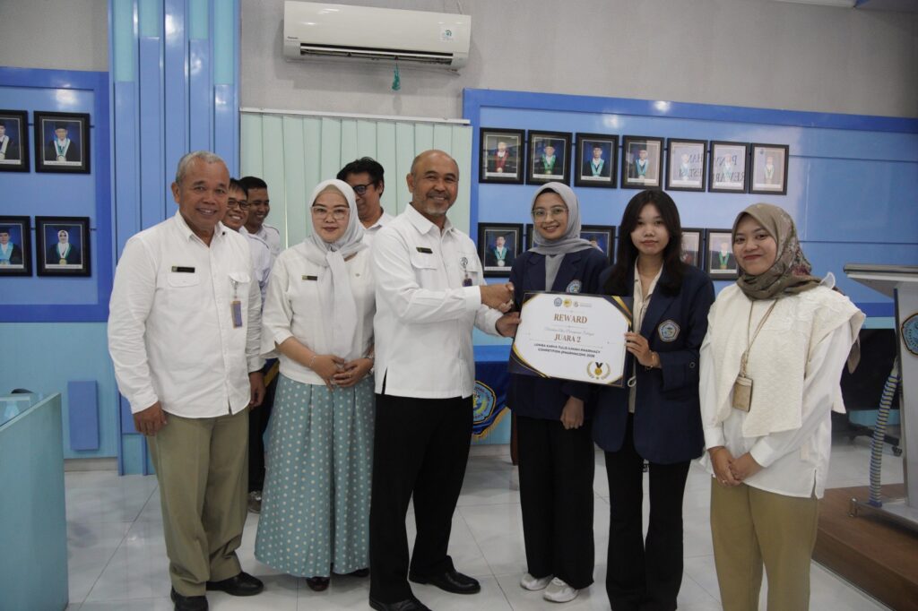 Banjir Prestasi, Rektor UHT Serahkan Reward kepada Mahasiswa Berprestasi di Berbagai Bidang