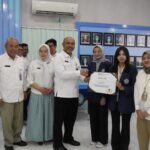 Banjir Prestasi, Rektor UHT Serahkan Reward kepada Mahasiswa Berprestasi di Berbagai Bidang