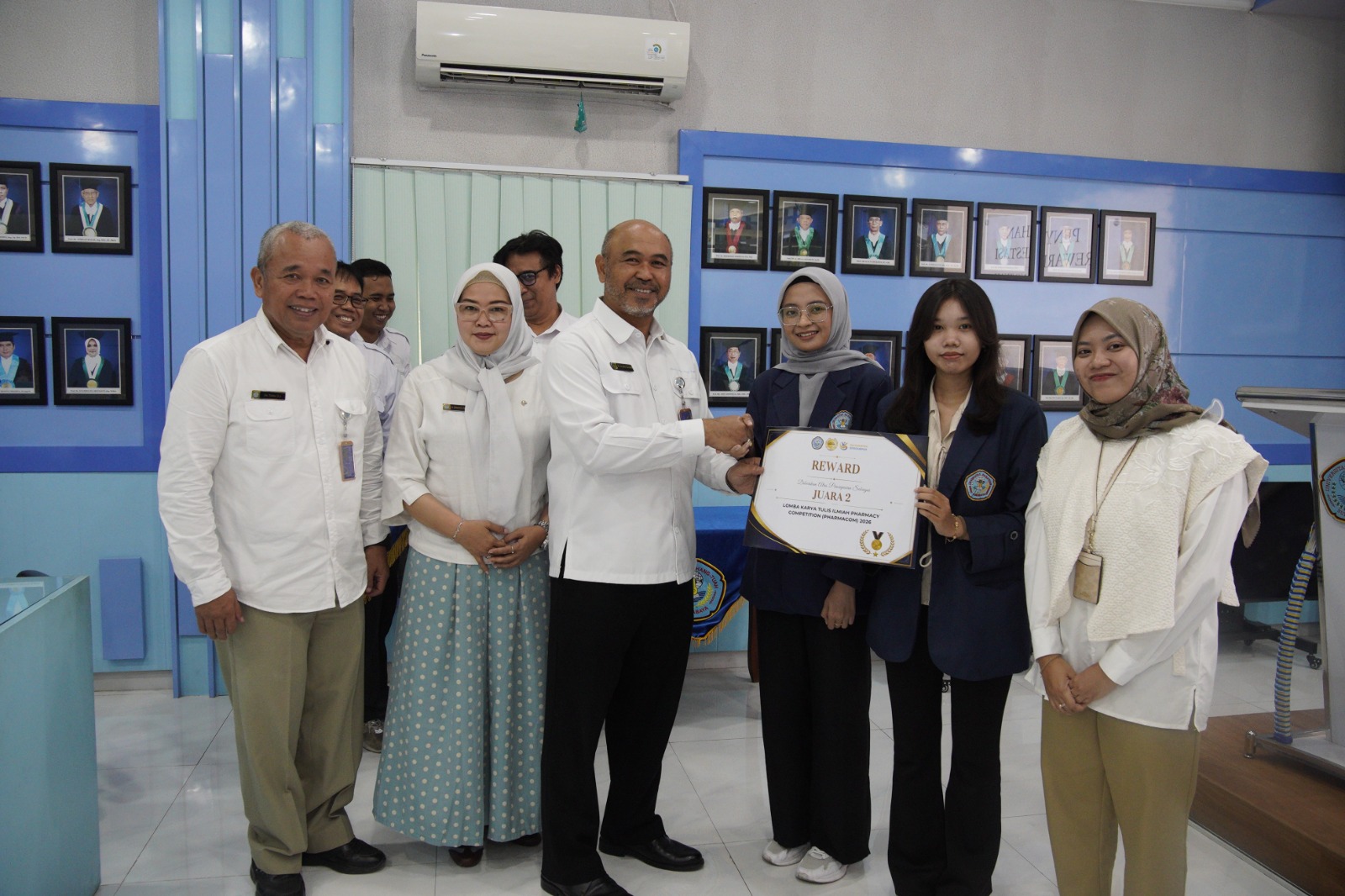 Banjir Prestasi, Rektor UHT Serahkan Reward kepada Mahasiswa Berprestasi di Berbagai Bidang